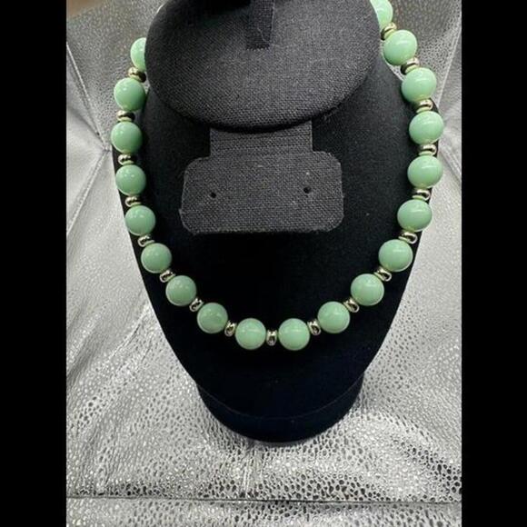Jewelry - Elegant Green Beaded Necklace